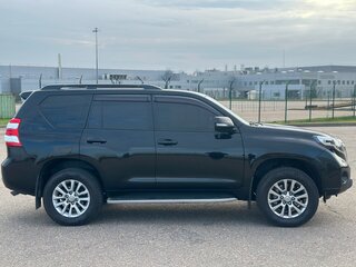 2013 Toyota Land Cruiser Prado 5-speed 150 Series Рестайлинг 1, чёрный, 3000000 рублей, вид 4