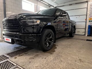 2021 Ram 1500 Quad Cab V, чёрный, 9000000 рублей, вид 1