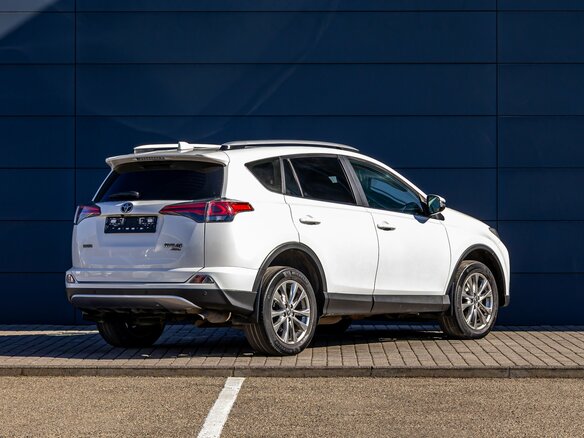2017 Toyota RAV4 IV (XA40) Рестайлинг, белый, 1995000 рублей - вид 5