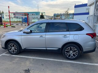 2017 Mitsubishi Outlander III Рестайлинг 2, серебристый, 2050000 рублей, вид 3