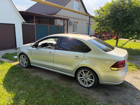 2012 Volkswagen Polo V, серебристый, 800000 рублей - вид 4
