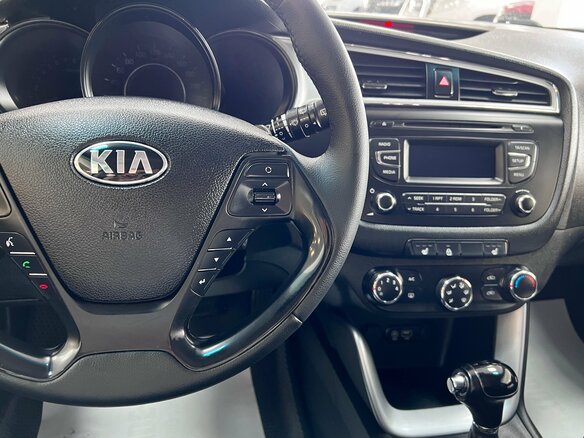 2016 Kia Ceed II Рестайлинг, серебристый, 1200000 рублей - вид 17