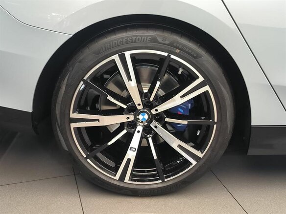 2025 BMW 5 серии 530i xDrive VIII (G60/G61/G68), серый, 8990000 рублей - вид 25