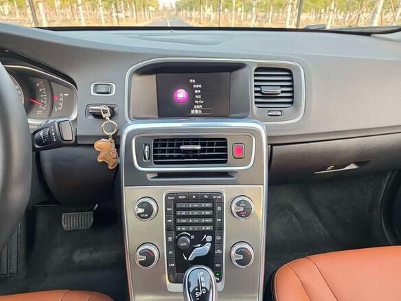 2018 Volvo S60 II Рестайлинг, золотистый, 1370000 рублей - вид 12