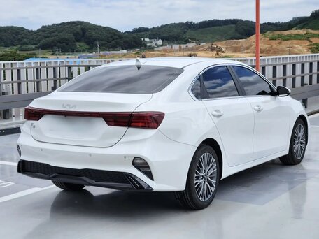 2022 Kia K3 II Рестайлинг, белый, 1780000 рублей, вид 3