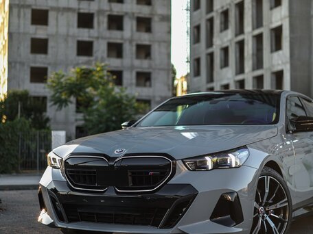 2026 BMW 5 серии 530i VIII (G60/G61/G68), серый, 7140000 рублей, вид 2