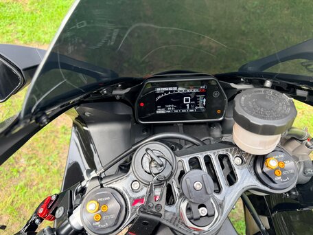 2024 Yamaha YZF-R1, чёрный, 2050000 рублей, вид 2