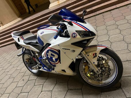 2004 Honda CBR 600RR, белый, 589000 рублей, вид 4