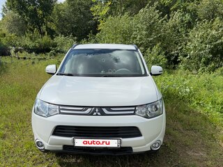 2013 Mitsubishi Outlander III, белый, 1300000 рублей, вид 2