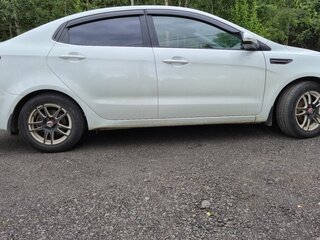 2013 Kia Rio 5-speed III, белый, 700000 рублей, вид 4