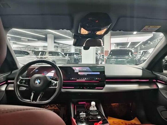 2024 BMW 5 серии Long 525Li VIII (G60/G61/G68), чёрный, 5665000 рублей - вид 6