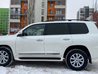 2020 Toyota Land Cruiser 200 Series Рестайлинг 2, белый, 7650000 рублей, вид 3