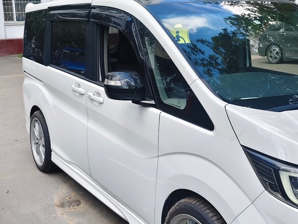 2019 Honda Stepwgn Spada V Рестайлинг, белый - вид 3