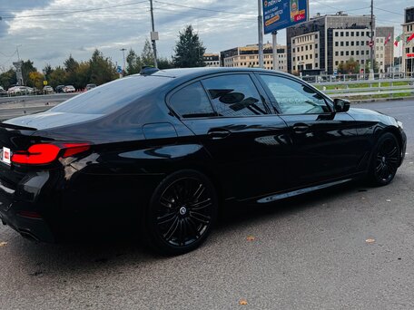 2021 BMW 5 серии 520d xDrive VII (G30/G31/G38) Рестайлинг, чёрный, вид 3