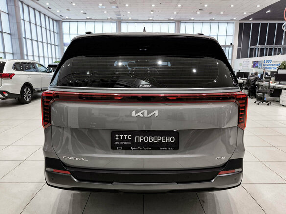 2025 Kia Carnival IV Рестайлинг, серый, 5740000 рублей - вид 5