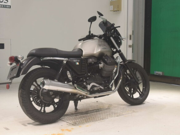 2017 Moto Guzzi V 7, серебристый, 600000 рублей - вид 3