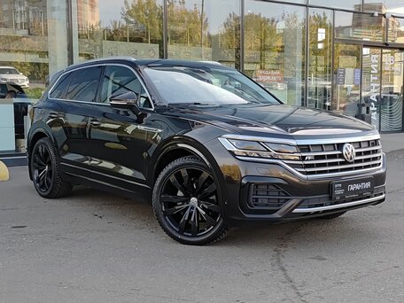 2018 Volkswagen Touareg III, коричневый, 4430400 рублей, вид 3