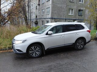 2021 Mitsubishi Outlander III Рестайлинг 3, белый, 2550000 рублей, вид 3