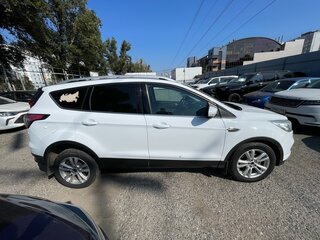 2017 Ford Kuga II Рестайлинг, белый, 1350000 рублей, вид 5