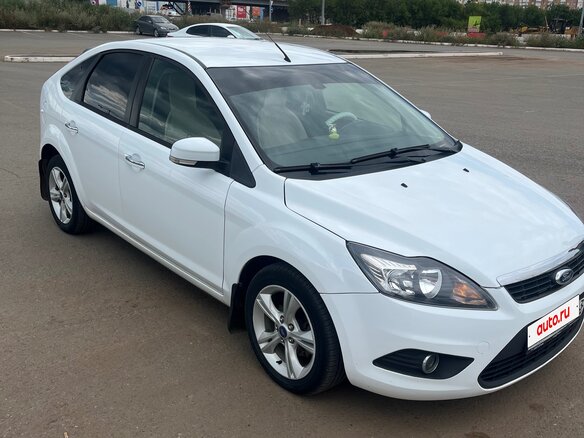 2010 Ford Focus II Рестайлинг, белый, 600000 рублей - вид 2
