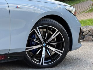 2025 BMW 5 серии 530i xDrive VIII (G60/G61/G68), серый, 8590000 рублей, вид 3