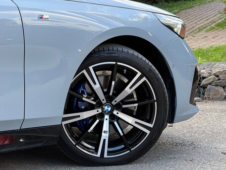 2025 BMW 5 серии 530i xDrive VIII (G60/G61/G68), серый, 8590000 рублей, вид 3