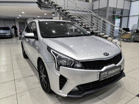 2021 Kia Rio IV Рестайлинг, серый, 1399000 рублей, вид 3