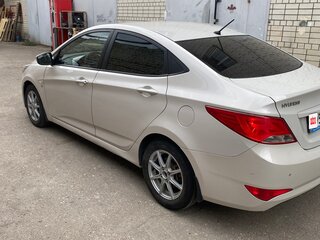 2014 Hyundai Solaris I Рестайлинг, бежевый, 900000 рублей, вид 4