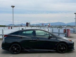 2022 Toyota Prius IV Рестайлинг (XW50), чёрный, 1800000 рублей, вид 3