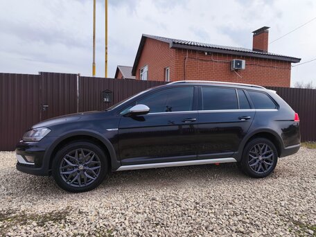 2017 Volkswagen Golf Alltrack VII, чёрный, 2100000 рублей, вид 3