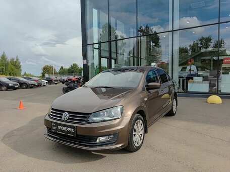 2017 Volkswagen Polo V Рестайлинг, коричневый, 964000 рублей, вид 1