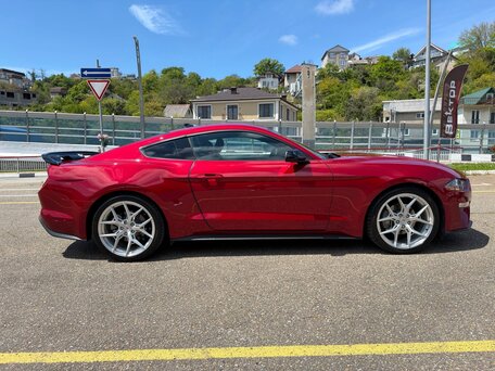 2021 Ford Mustang VI Рестайлинг, красный, 3900000 рублей, вид 4