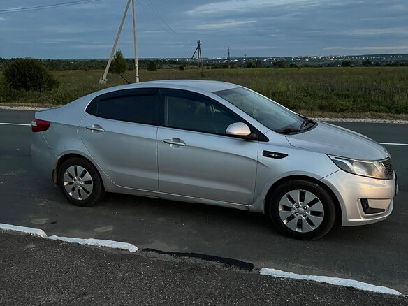 2014 Kia Rio III, серебристый, 555000 рублей - вид 2