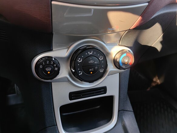 2010 Ford Fiesta Mk6, красный, 599000 рублей - вид 17