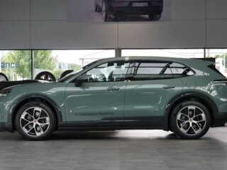 2026 Porsche Cayenne Electric IV, зелёный, 19990660 рублей, вид 2