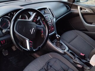 2012 Opel Astra J Рестайлинг, серебристый, 930000 рублей, вид 4