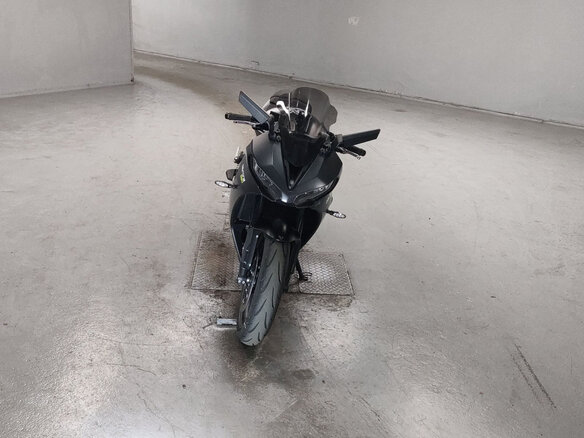 2024 Triumph Daytona 660, чёрный, 1100000 рублей - вид 2