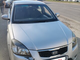 2010 Kia Rio II Рестайлинг, серебристый, 650000 рублей, вид 1