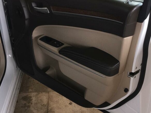 2012 Chrysler 300C II, белый - вид 6