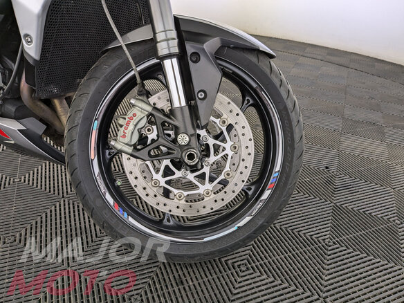 2020 Triumph Street Triple, серый - вид 8