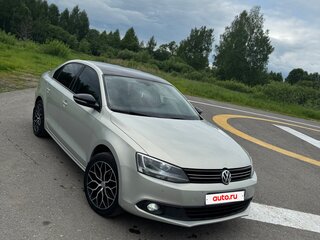 2011 Volkswagen Jetta VI, серебристый, 950000 рублей, вид 1