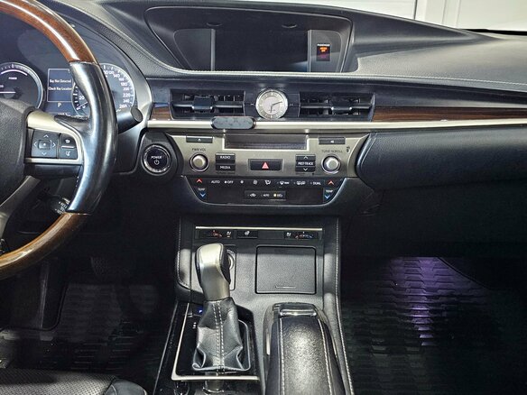 2015 Lexus ES 300h VI Рестайлинг, серый, 2749000 рублей - вид 13