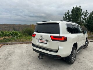 2022 Toyota Land Cruiser 300 Series, белый, 11500000 рублей, вид 3