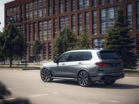 2022 BMW X7 M60i I (G07) Рестайлинг, серый - вид 3