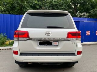 2017 Toyota Land Cruiser 200 Series Рестайлинг 2, белый, 6900000 рублей, вид 5