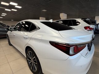 2022 Lexus ES 250 VII Рестайлинг, белый, 4100000 рублей, вид 2