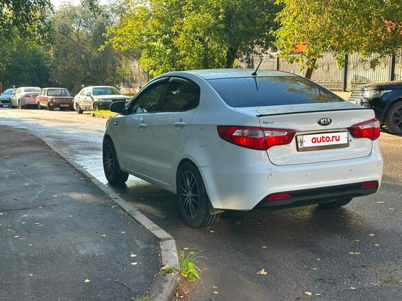 2014 Kia Rio III, белый, 600000 рублей - вид 4