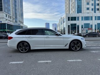 2019 BMW 5 серии M550d xDrive VII (G30/G31/G38), белый, 4500000 рублей, вид 4