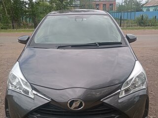 2018 Toyota Vitz III (XP130) Рестайлинг 2, серый, 950000 рублей, вид 1