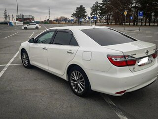 2017 Toyota Camry VII (XV50) Рестайлинг, белый, 1920000 рублей, вид 3